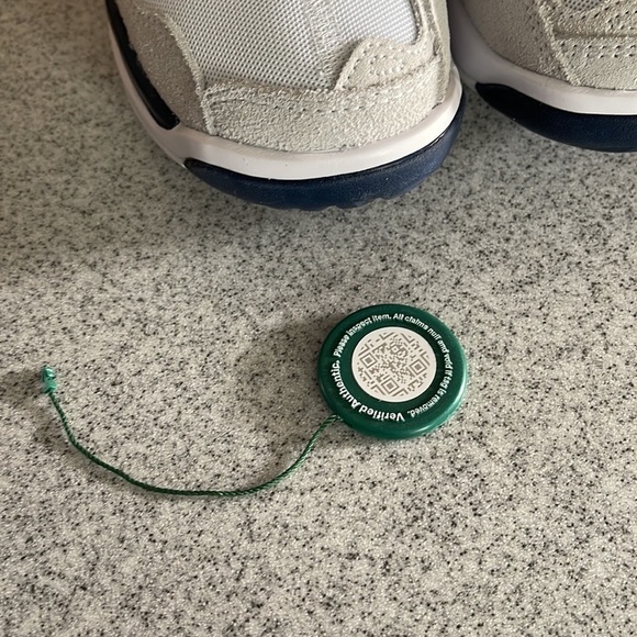 WOMEN’S JORDAN MA2 PARIS ST GERMAINE (PSG)  7.5 WITH BOX - Picture 7 of 9